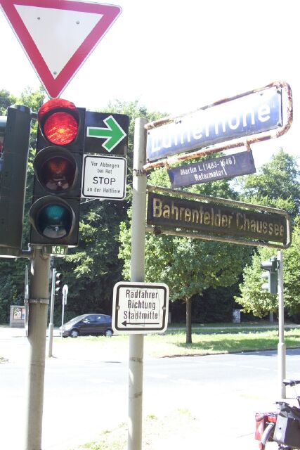 Der verbotene Grünpfeil in der Einmündung Lutherhöhe in die Bahrenfelder Chaussee an einem Zweirichtungsradweg