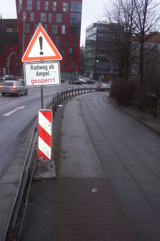 Breite Straße - Zeichen 101 und " Radweg ab Ampel gesperrt" hinter der Einmündung der Kirchenstraße (rund 200 Meter ab Z 237)