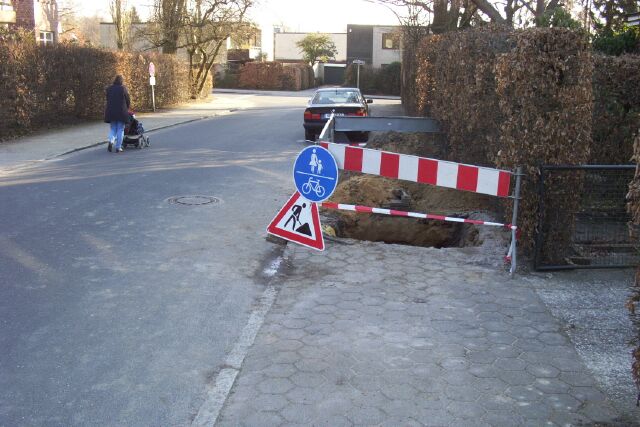 Fahrbahn als gemeinsamer Geh- und Radweg in der Jürgensallee am 04.03.2004