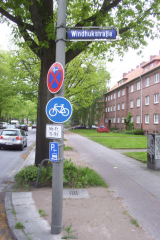 Behringstraße im Mai 2004