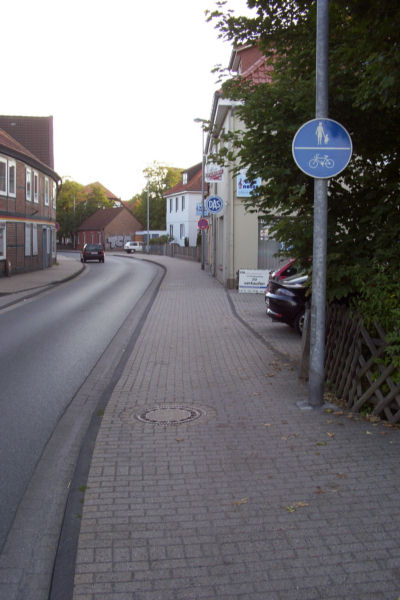 Gemeinsamer Geh- und Radweg in der Braunhirschstraße im September 2003