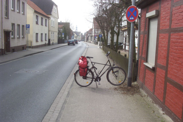 Gemeinsamer Geh- und Radweg in der Braunhirschstraße Ostern 2005