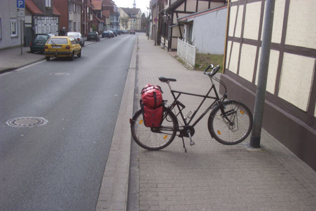 Gemeinsamer Geh- und Radweg in der Braunhirschstraße Ostern 2005