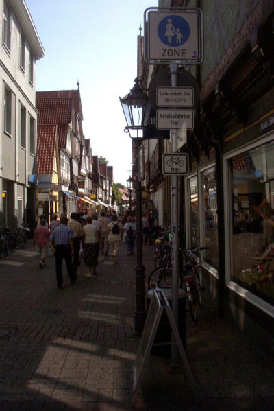 Neue Straße im Juli 2006