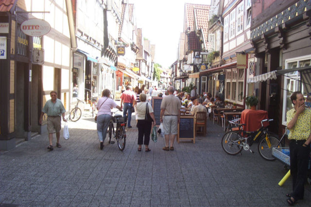 Neue Straße im Juli 2006