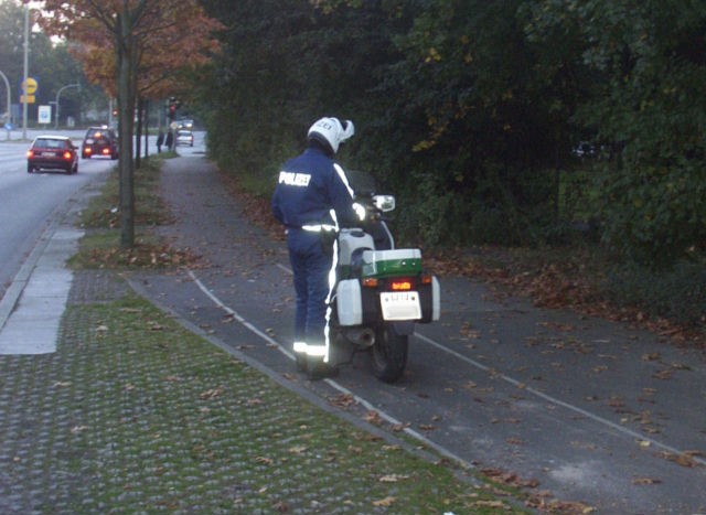 Radweg an der Behringstraße am 13.10.2005 - Polizei macht sich breit