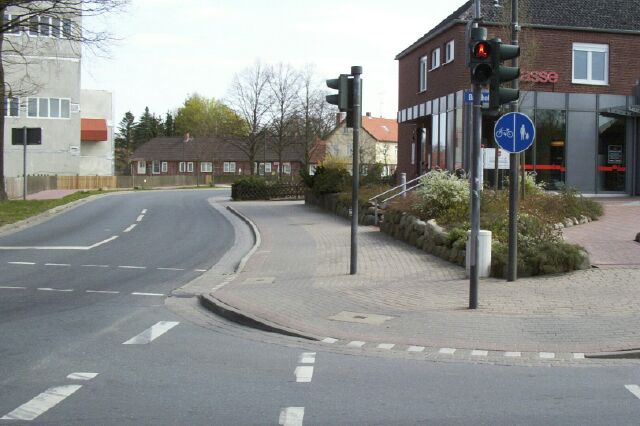 Ansbecker Straße (L 284), Ecke Bahnhofstraße (L 284), vom ruhmlosen Ende eines ruhmlosen Radweges ca. 50 Meter hinter dem letzten Schild (Z 241)