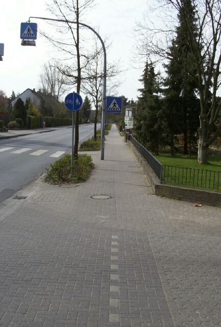 Opperhäuser Straße (L 311), Ecke Lohkamp Blick nach Südwest mit Mast auf dem 1 Meter breiten Radweg