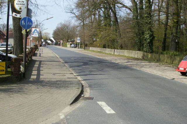 Ackerstraße - ein nur wenig über 1 Meter breiter Zwangszweirichtungsradweg 