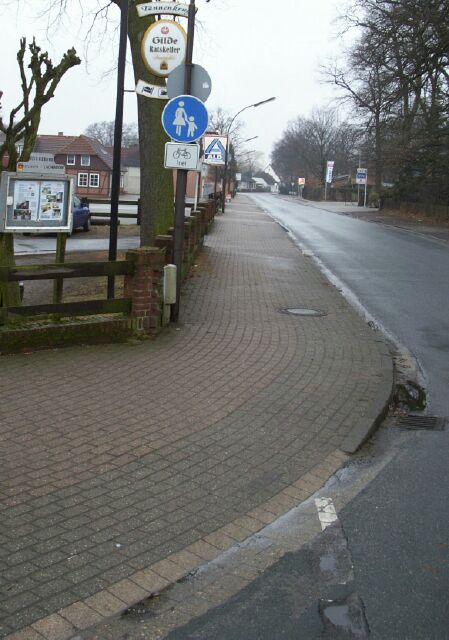 Ackerstraße (Stand Ende 2002) - Gehweg - Radfahrer frei in beiden Richtungen 