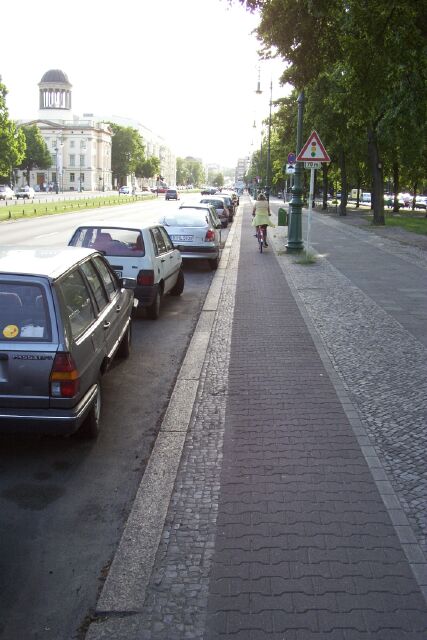 Radweg Richtung West im Spandauer Damm am Schloß Charlottenburg