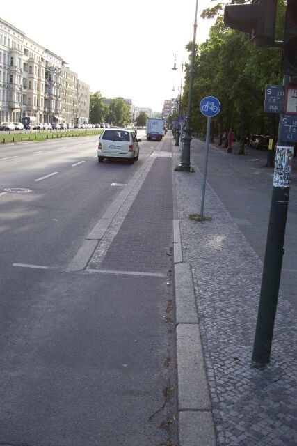 Radweg Richtung West im Spandauer Damm am Schloß Charlottenburg