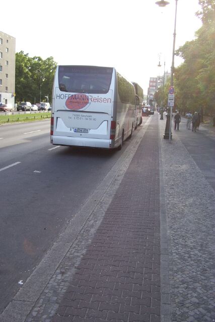 Radweg Richtung West im Spandauer Damm am Schloß Charlottenburg (Reisebuswarteplatz)