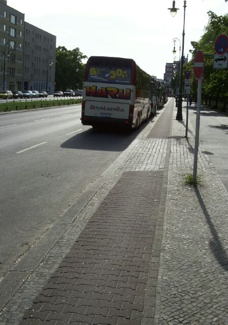 Radweg Richtung West im Spandauer Damm am Schloß Charlottenburg (Reisebuswarteplatz)