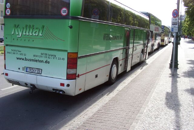 Radweg Richtung West im Spandauer Damm am Schloß  Charlottenburg (Reisebuswarteplatz)