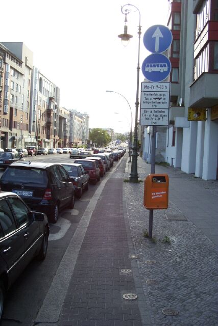 Radweg Richtung West im Spandauer Damm ggü. Klausener Platz an der Busspur