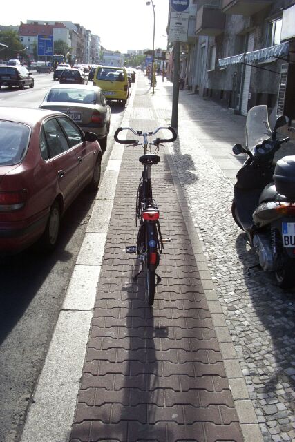 Radweg Richtung West im Spandauer Damm vor Auffahrt zur BAB 100 (westlich der Sophie-Charlotte-Straße)