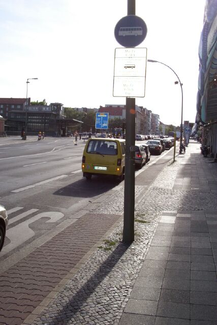 Radweg Richtung West im Spandauer Damm vor Auffahrt zur BAB 100 (westlich der Sophie-Charlotte-Straße)