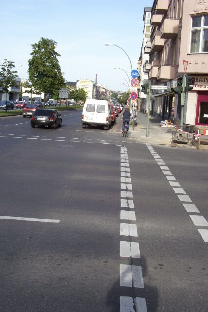 Radweg Richtung Ost im Spandauer Damm vor Auffahrt zur BAB 100 (hinter der Königin-Elisabeth-Straße - derzeit Baustelle)