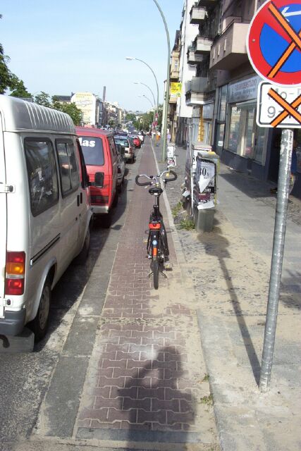 Radweg Richtung Ost im Spandauer Damm vor Auffahrt zur BAB 100 (östlich der Königin-Elisabeth-Straße - derzeit Baustelle)