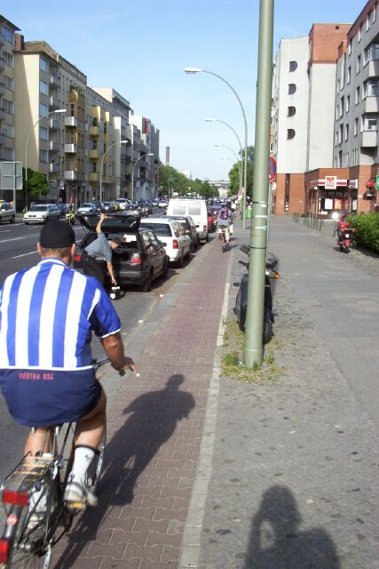 Radweg Richtung Ost im Spandauer Damm im Abschnitt Sophie-Charlotte-Straße bis Klausener Platz