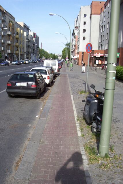 Radweg Richtung Ost im Spandauer Damm im Abschnitt Sophie-Charlotte-Straße bis Klausener Platz