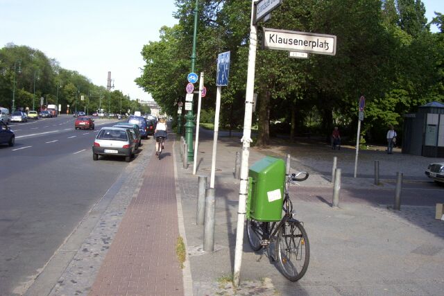 Radweg Richtung Ost im Spandauer Damm am Klausener Platz (der beste Abschnitt)