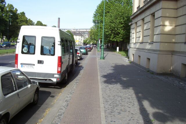 Radweg Richtung Ost im Spandauer Damm östlich der Schloßstraße (weiterer Reisebuswarteplatz)