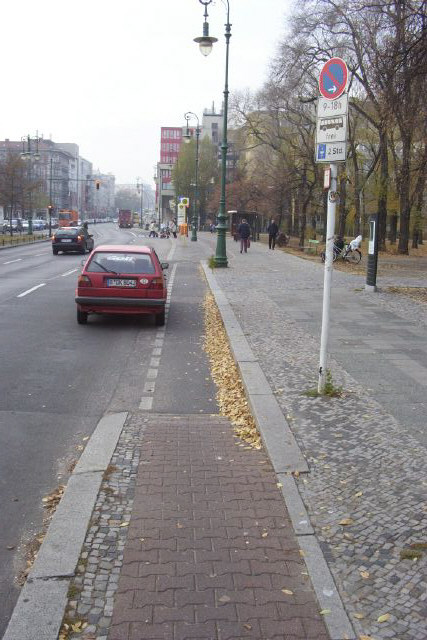 Radweg Richtung West im Spandauer Damm (besonders eng an der Bordsteinabsenkung ggü. Klausener Platz)