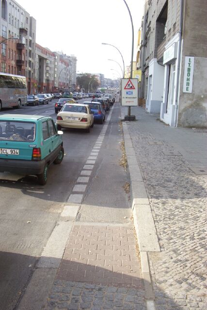 Radweg Richtung West im Spandauer Damm (besonders eng an der Bordsteinabsenkung ggü. Klausener Platz)