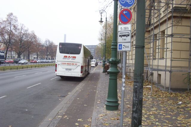 Radweg Richtung Ost im Spandauer Damm östlich der Schloßstraße (weiterer Reisebuswarteplatz)