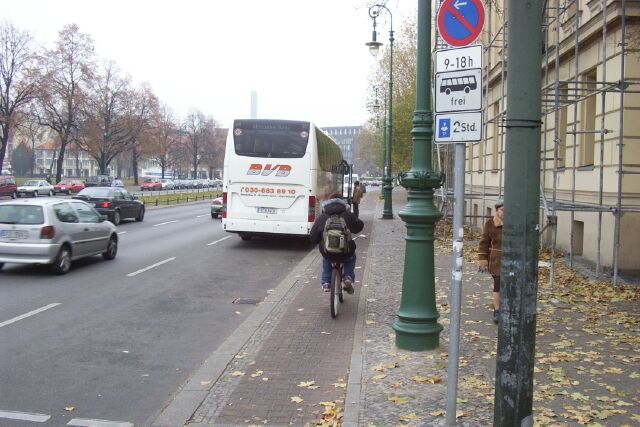 Radweg Richtung Ost im Spandauer Damm östlich der Schloßstraße (weiterer Reisebuswarteplatz)